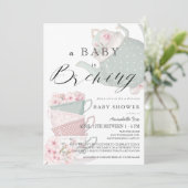 Baby Brewing Pink Tea Party Drive by Baby Shower Einladung (Stehend Vorderseite)