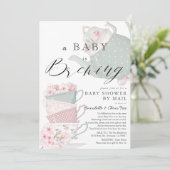 Baby Brewing Pink Tee Party Baby Shower by Mail Einladung (Stehend Vorderseite)