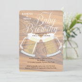 Baby Brewing Wood Rustic Beer Tasse Babydusche Einladung (Stehend Vorderseite)