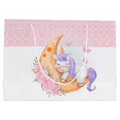 Baby bricht mit Blume über den Mond Große Geschenktüte (Rückseite)