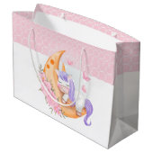 Baby bricht mit Blume über den Mond Große Geschenktüte (Rückseite Schrägansicht)