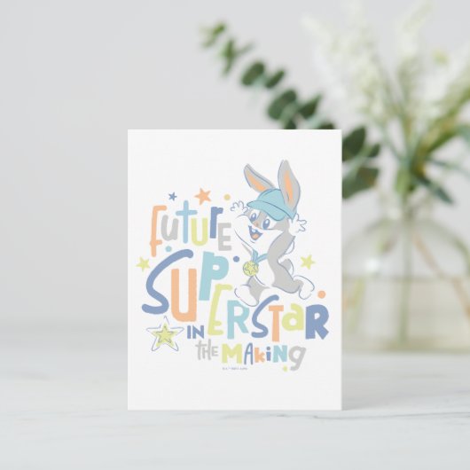 Baby BUGS BUNNY™ Future Superstar im Training Postkarte (Stehend Vorderseite)
