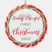 Baby Bump's First Christmas Red Green Keramik Ornament (Hinten)