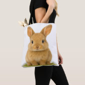 Baby Bunny im Gras Tasche (Von Nahem)
