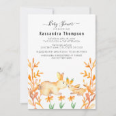 Baby Bunny mit Mutter Dangling Carrot Babydusche Einladung (Vorderseite)