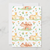 Baby Bunny mit Mutter Dangling Carrot Babydusche Einladung (Rückseite)