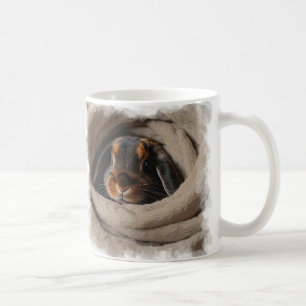 Baby Bunny schluckte in einer Blankie Kaffeetasse