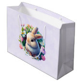 Baby Bunny unter farbenfrohen Frühlingsblumen Große Geschenktüte (Rückseite Schrägansicht)