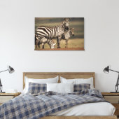 Baby Burchell's Zebra mit Mutter Leinwanddruck (Insitu (Schlafzimmer))