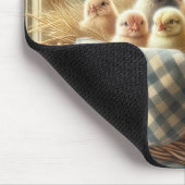 Baby Chicks in einem Korb Mousepad (Ecke)