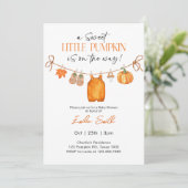 Baby Clothes Fall Pumpkin Baby Dusche Einladung (Stehend Vorderseite)