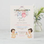 Baby Clothes Geschlecht offenbart Elfenbeinrosa Bl Einladung (Stehend Vorderseite)