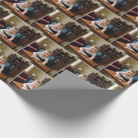 Baby Crawling Out of a Retro Television Geschenkpapier (Ecke)