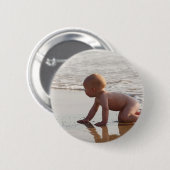 Baby, das im Sand auf dem Strand spielt Button (Vorne & Hinten)