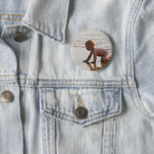 Baby, das im Sand auf dem Strand spielt Button (Beispiel)