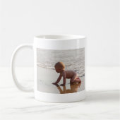 Baby, das im Sand auf dem Strand spielt Kaffeetasse (Links)