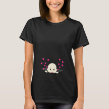 Baby, das mit Herz-Mutterschafts-Shirt späht