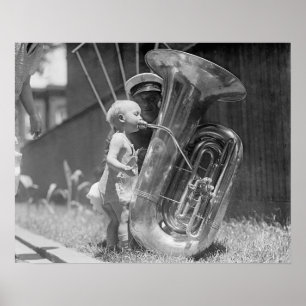 Baby, das Tuba, 1923 spielt. Vintages Foto Poster