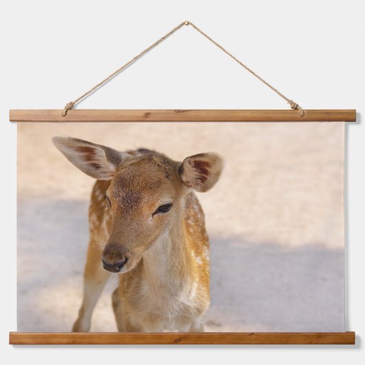 Baby Deer Wandteppich Mit Holzrahmen (Vorne)
