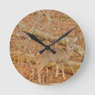 Baby Deer's Erster Winter Runde Wanduhr