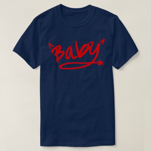 Baby Devil Horn Schwanz Typografie Graffiti Spray T-Shirt (Design vorne)