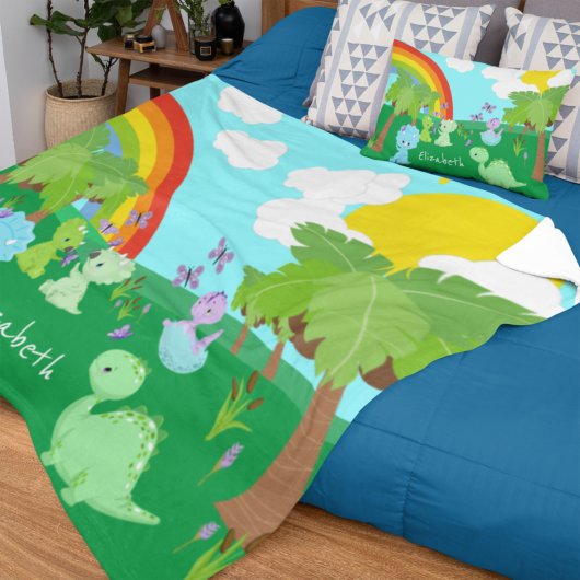 Baby Dinosaurs with Butterflies, Rainbow und Sun Fleecedecke