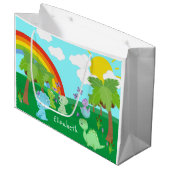 Baby Dinosaurs with Butterflies, Rainbow und Sun Große Geschenktüte (Vorderseite Schrägansicht)