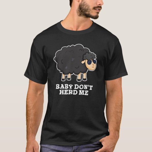 Baby Don't Herd Me Funny Black Sheep Pun Dark BG T-Shirt (Vorderseite)