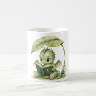 Baby-Drache liest unter einem Blatt-Geschichtenbuc Kaffeetasse