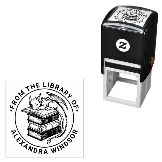 Baby Dragon Sleeping on Book Stack Library Name Permastempel (Beispiel)