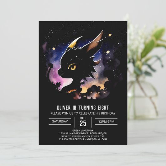 Baby Dragon verzaubert Geburtstag Einladung (Stehend Vorderseite)