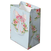 Baby Dusche Blumenmuster Wappen Regency Bow Blue Mittlere Geschenktüte (Rückseite Schrägansicht)
