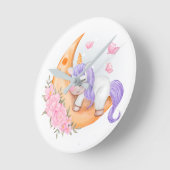 Baby einhorcht mit Blume über den Mond Runde Wanduhr (Winkel)