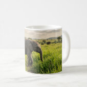 Baby-Elefant, der durch Gras läuft, Kaffeetasse (VorderseiteRechts)
