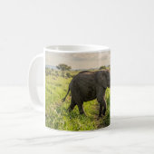 Baby-Elefant, der durch Gras läuft, Kaffeetasse (Vorderseite Links)
