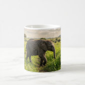 Baby-Elefant, der durch Gras läuft, Kaffeetasse (Mittel)