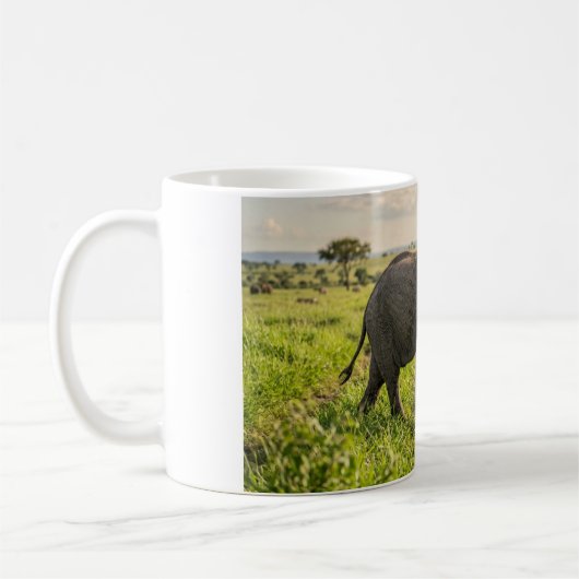 Baby-Elefant, der durch Gras läuft, Kaffeetasse (Links)