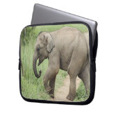 Baby Elephant folgt der Mutter, Corbett Laptopschutzhülle (Vorderseite Links)