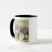 Baby Elephant folgt der Mutter, Corbett Tasse (Vorderseite Links)