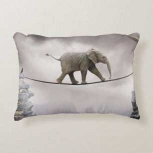 Baby Elephant geht durch die Tightrope Dekokissen