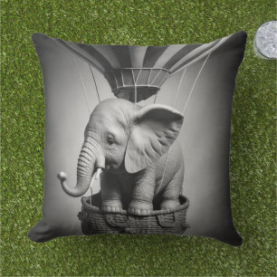 Baby Elephant in einem Heißluftballon Kissen