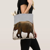 Baby Elephant überquert die Straße Tasche (Von Nahem)