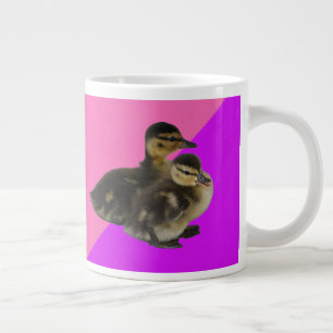 Baby-Enten auf rosa Himbeere und violetter Sorbet Jumbo-Tasse