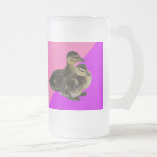 Baby-Enten auf rosa Himbeere und violetter Sorbet Mattglas Bierglas