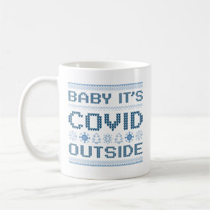 Baby Es ist bekleidet draußen Kaffeetasse