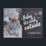 Baby es ist kalt draußen Schneeflocken Weihnachten<br><div class="desc">Whimsischer Schneeflocke auf einem Chalkboard-Hintergrund mit den Worten in handgearbeitetem Skript "Baby es ist kalt draußen". Passen Sie das Foto mit Ihrer schönen Familie an und personalisieren Sie den Text nach Bedarf. Finden Sie die anderen Artikel aus der Sammlung,  um Ihr Urlaubsbild zu vervollständigen.</div>