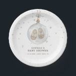 Baby es ist kalt draußen Winter Baby Dusche Pappteller<br><div class="desc">"Baby es ist kalt draußen" Feiern Sie die Mama-to-be mit diesen geschlechtsneutralen Baby-Duschpapier-Tellern,  die eine minimalistische Aquarelldarstellung einer Glasverzierung mit Babyschuhen innen und winzigen Schneeflocken enthalten.</div>
