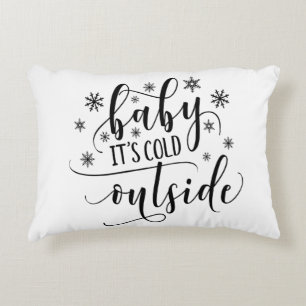 Baby, es ist kalt draußen Winter Weihnachten Urlau Dekokissen