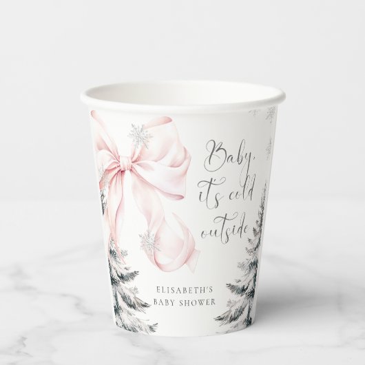 Baby Es ist kalt im Freien Pink Bow Babydusche Pappbecher (Rückseite)