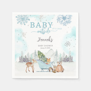 Baby Es ist kaltes Winterwald Außendusche. Serviette